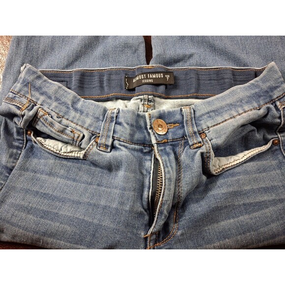 Almost Famous Premium Women’s Size 7 Light Wash Mid Rise Denim Jeans NWT - Picture 1 of 16